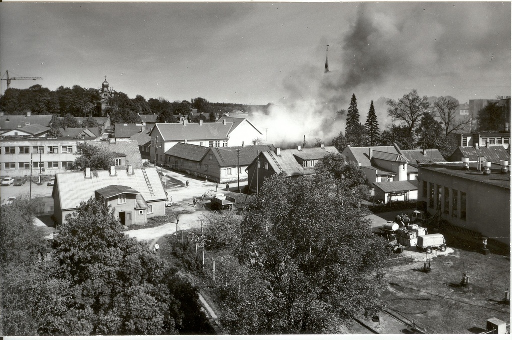foto, tulekahju Paides Tallinna t. 4 majas 11.05.1990.a.
