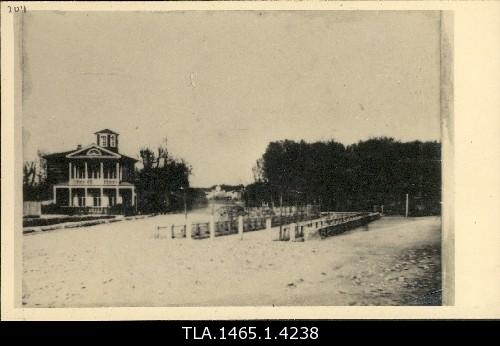 Entrance to Kadriorg, the right Salon Street (a. Weitzenberg) and the left V. Gloy house.