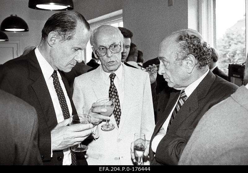 Ambassador of Germany to Estonia Henning von Wistinghausen and President Lennart Meri (1st and 2nd from left) at the reception of the French Embassy in Kadrioru Castle.