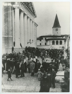 Tartu ülikooli peahoone ees 1905. a. revolutsiooni päevil  duplicate photo