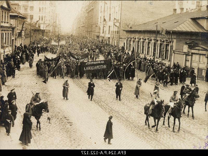 1 May train trip on Aleksandri bulvaril in Riga 1. 05.1917.