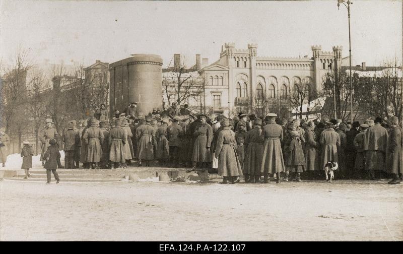 Mithingulised Peeter I honest pillar at Riga 8. 03. 1917.