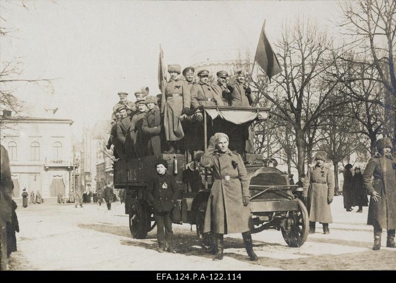 Revolutionary soldiers in the midingling truck box in March 1917.