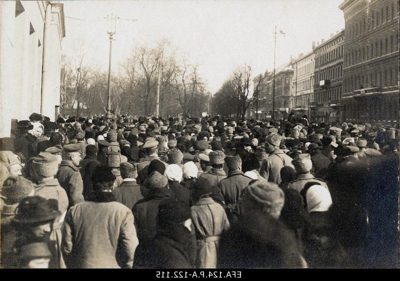 Mittingulised Riga First(?) City Theatre at March 1917.