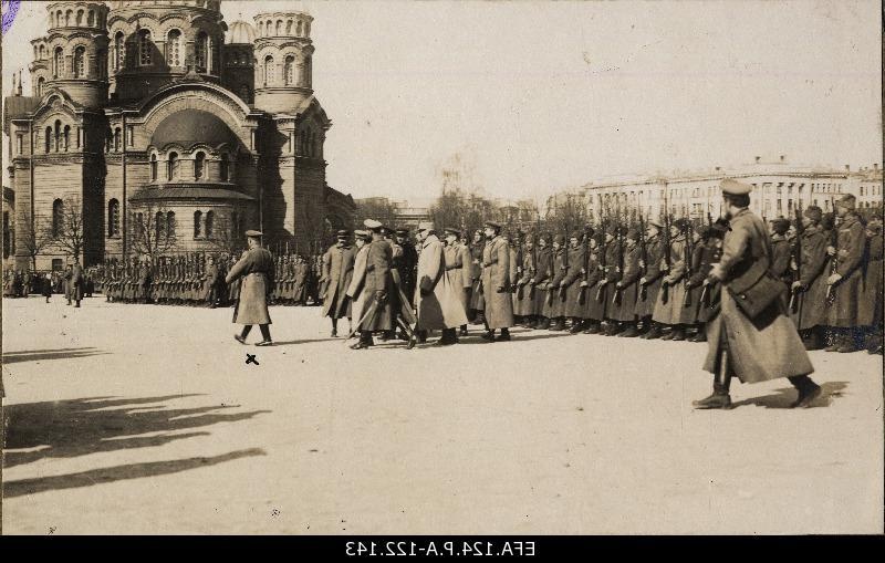 Russian Grenader Corps Chief Lieutenant General Dmitri Parski passes the lined 4. Vidzeme from the row of Latvian hunters on Riga Esplanaadi, May 1917.