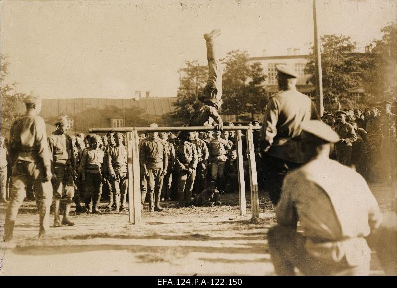 Cross-fighting with railroad bottles in Russian 184. Warsaw Footway sports games in Riga, summer 1917.