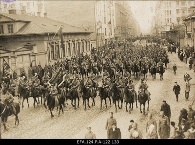 Latvian hunters on the 1st of May in the train on Aleksandri Bulvar in Riga 1. 05. 1917.  duplicate photo