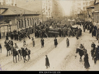 6. Soldiers of the Siberian corps on the 1st May train on Aleksandri Bulvar in Riga 1. 05. 1917.  duplicate photo