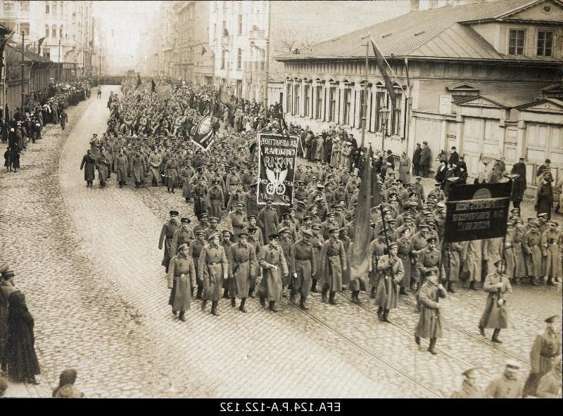The 12th army station car comando on May 1 on the train on Aleksandri Bulvaril in Riga 1. 05. 1917.