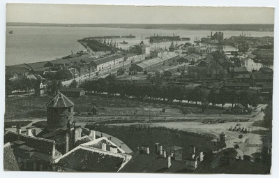 Tallinn, vaade sadamale läänest, ees vasakul Stoltingi torn ja Merepuiestee.  duplicate photo