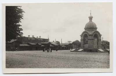 Tallinn, Vene turg, vene õigeusu kabel, taga vasakul turuputkad.  duplicate photo
