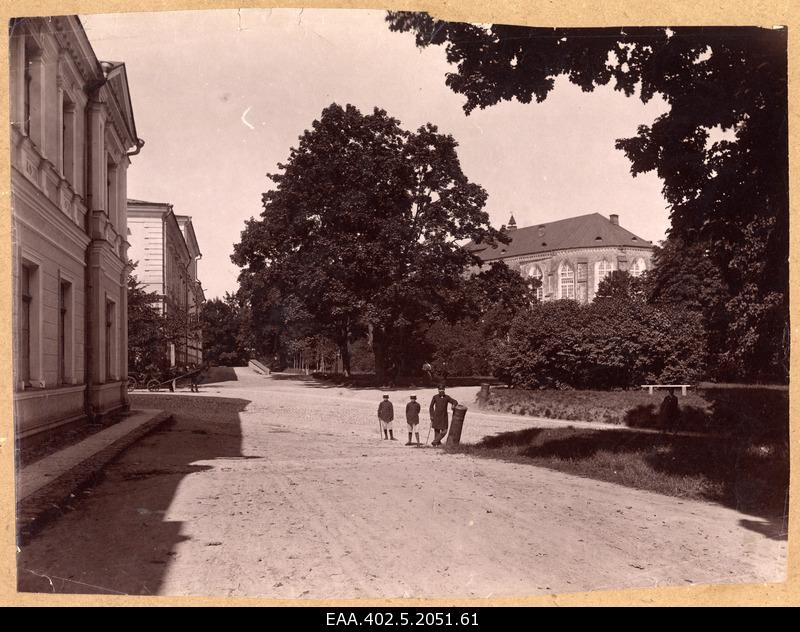 View of the intersection at the birthplace. The Toomkirik also looks behind