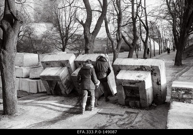 Installation of stone blocks on the crossroads of Falgi and Komandandi road to protect the Toompea Castle in connection with the Soviet Army terrorist act against Lithuanians in Vilnius on 13 January 1991.