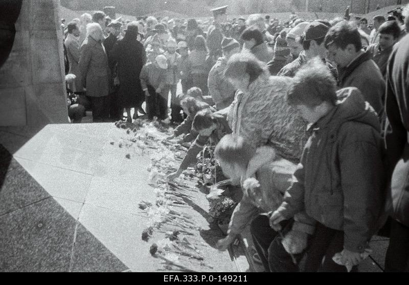 The participants of the winning festival of the central committee organised by the NLKP-speaking ECB put flowers on the Maarjamäe Memory Chamber.