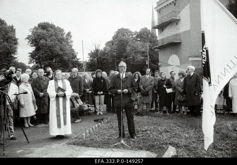 The Memento flag of the union of the illegally repressed is celebrated by the church teacher Erna Siirak on June 14, 1941 at the commemorative stone of the deported.