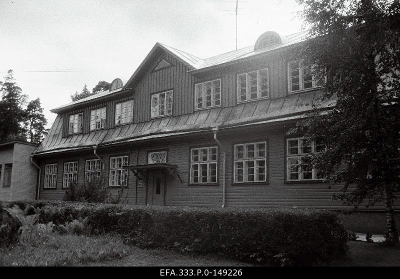 External view of Võsu 9-class school building.