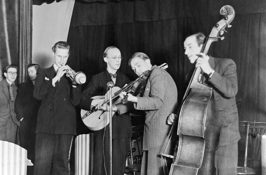Ingmar Englundin orkesteri Balderin salissa. Erik Lindström (b), Onni Gideon (viol), Ingman Englund (g), Olle Andersson (tp).