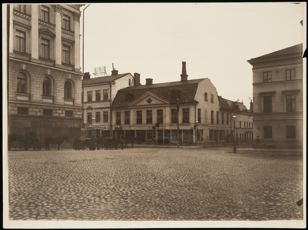 Aleksanterinkatu 18 (Katarinkankatu 3) seen from the Senate's Doctor on the left (= the castle of the Valiation Council, Nikolainkatu 1, nyk. Snellmaninkatu 1) and rental driving station