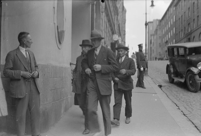 Men going to the Parliament to the house of Heimola