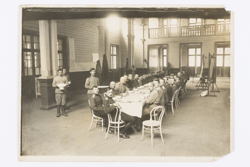 Sõjaväelased pika laua ümber söömas