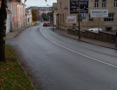 Poisid käruvärtnalt voolikuliini välja vedamas rephoto