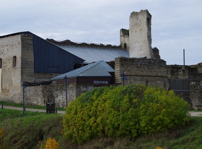 Students who participated in the tour of the Gymnasium of the daughters of the city of Pärnu in the Rakvere Castle Remember rephoto