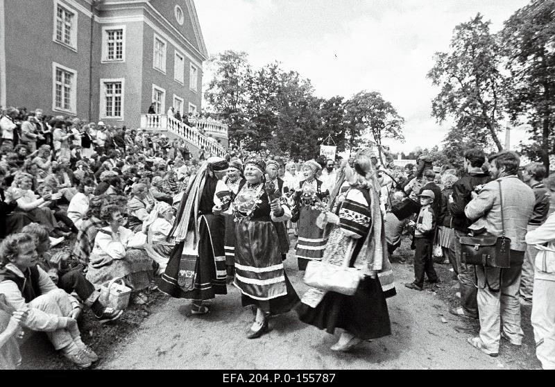 Folklore festival “Viru säru” participants train walk at Palmse Manor.