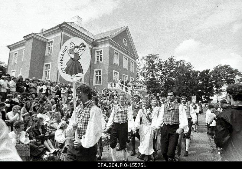 Folklore festival “Viru säru” participants train walk at Palmse Manor.