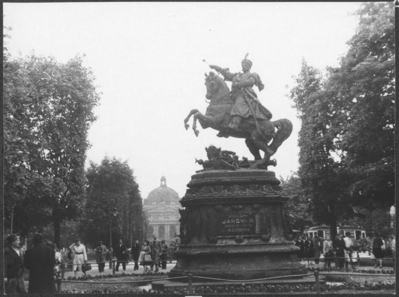 Reiterdenkmal in einem Park in Lemberg, 1943.