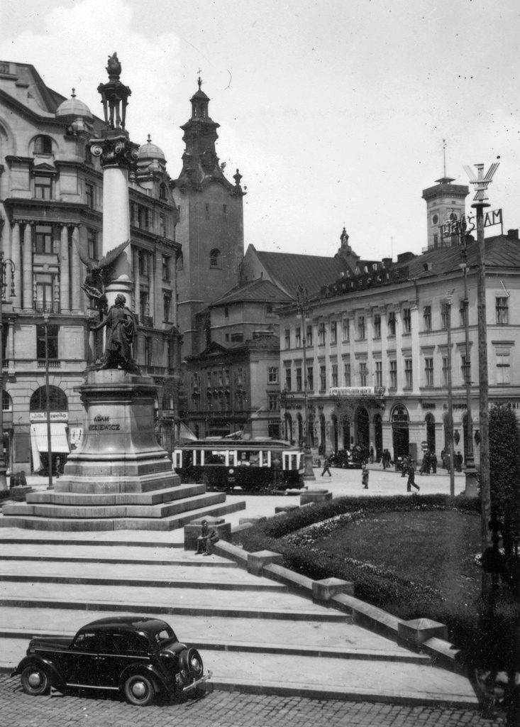 Adam Mickiewicz tér, Adam Mickiewicz lengyel költő emlékműve. Fortepan 31126