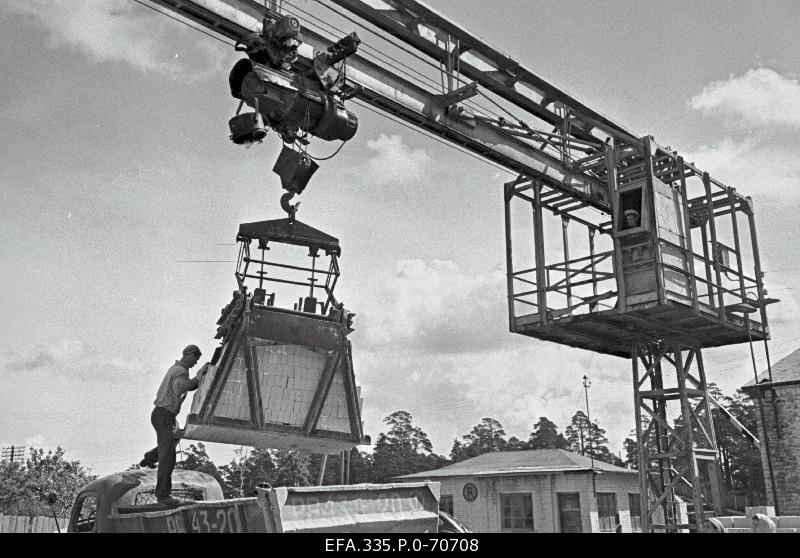 Mechanical loading of silica stones at the Quartz factory.