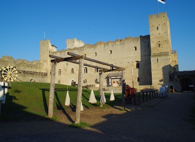 Rakvere castle ruins on the south side. In front of the castle the hoof. On the right side of the corner where people stand, there is an opening of the mines. rephoto