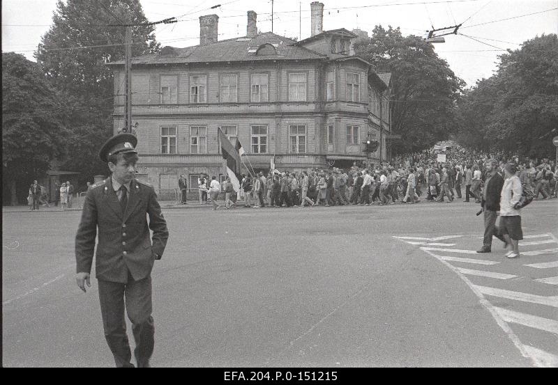 Molotov - Participants of the motto dedicated to the anniversary of the Ribbentrop Pact in Hirvepark on the way to a meeting of the Peoples in the City Hall on Stalin's politics and Estonia.