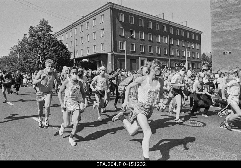 The organised run of the Estonian Green Movement through the city of Tartu in gas masks and respirators to highlight the need to improve the city's air environment.