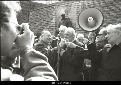 The 45th anniversary of the defeat of the German occupation of Tallinn is celebrated at Tõnismäel’s Tallinn Liberation Monument (Pronx Warrior). A call is held  similar photo