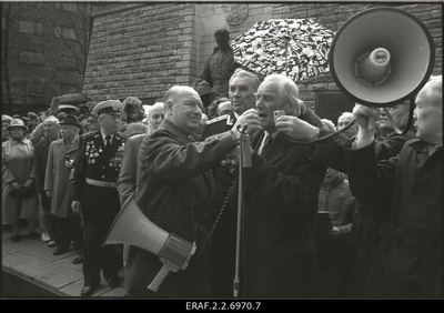 The 45th anniversary of the defeat of the German occupation of Tallinn is celebrated at Tõnismäel’s Tallinn Liberation Monument (Pronx Warrior). A call is held  similar photo