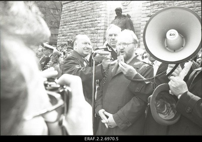 The 45th anniversary of the defeat of the German occupation of Tallinn is celebrated at Tõnismäel’s Tallinn Liberation Monument (Pronx Warrior). A call is held  similar photo