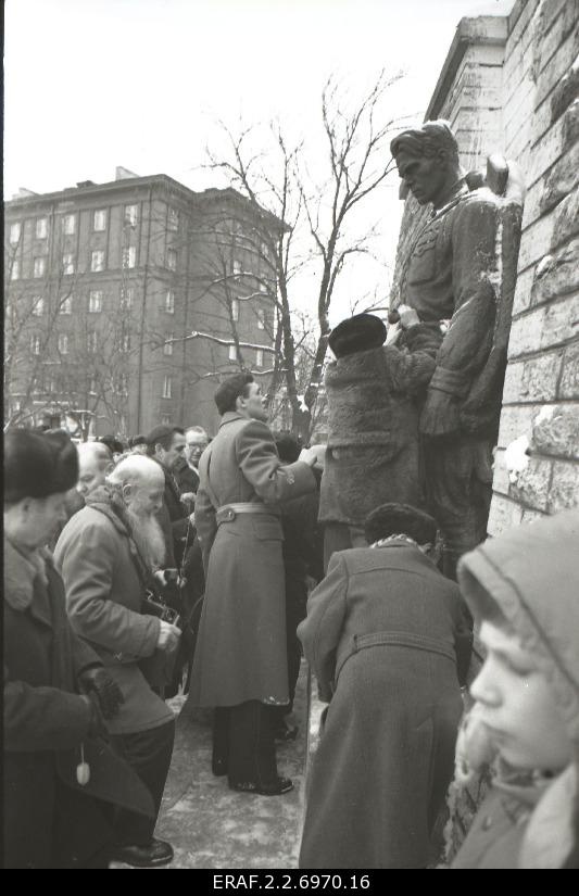 The 45th anniversary of the defeat of the German occupation of Tallinn is celebrated at Tõnismäel’s Tallinn Liberation Monument (Pronx Warrior). Flowers are placed on the monument