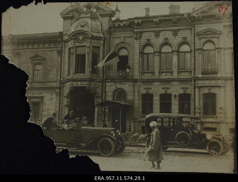 Filing the flag at the Estonian Main Consulate in Petrograd. Photo of consulate building