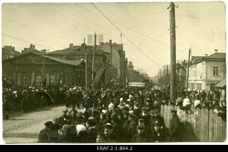 Demonstration of employees on May 1 in Tallinn in 1921. People on the streets