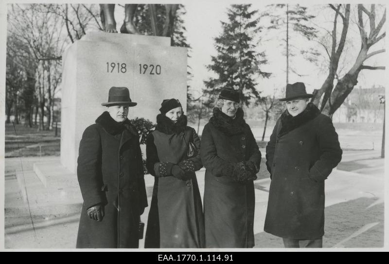 Elsa and Karl Nõu and an unidentified couple in Tartu in front of the foot of the Memorial pillar of the War of Liberty