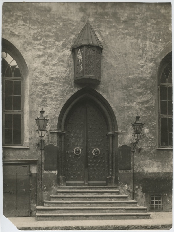 The portal of the building of the Suurgild. Long tn 17.