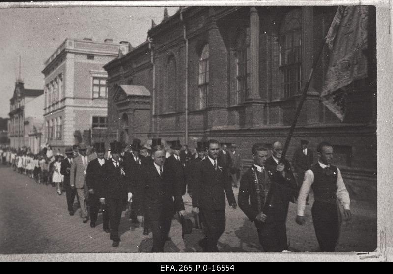 Singers marching in 1935. Song festival in Porkuni: in the middle of e. Aav.