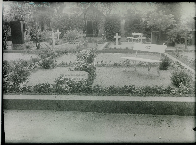 Maarja cemetery, at the forefront of the grave of writer Oskar Lutsu.