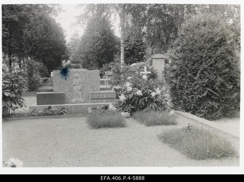 Paul's cemetery, in the forefront of the family Hallik and Olli's funeral.