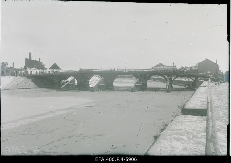 The bridge built by the Germans above the Holmi Street.