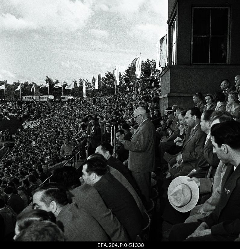 J. Eichfeldt, Chairman of the Presidium of the Supreme Council of the Estonian Soviet, will present at the folk art evening of 1960.