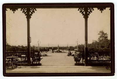 "salon-terrasse". View from the terrace of the beach salon to the front area and sea of the salon.  duplicate photo