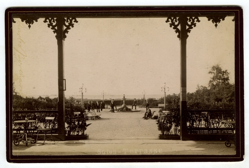 "salon-terrasse". View from the terrace of the beach salon to the front area and sea of the salon.