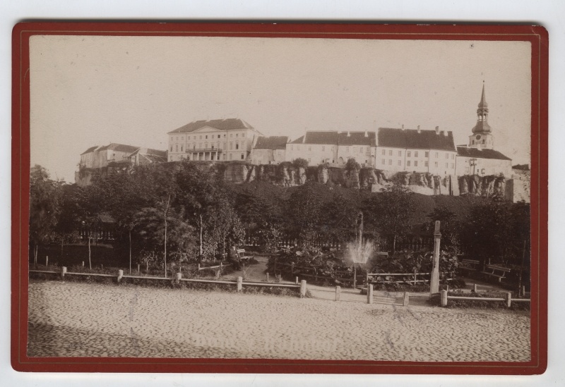 View Toompea for the Baltic Station. At the forefront of the Baltic Station performs the beauty garden. On the back of Toompea; on the left the Tallinn-Haapsalu Peace Court.